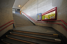 900477 Interieur van het N.S.-station Driebergen-Zeist te Driebergen-Rijsenburg: trap van de perrontunnel naar het ...
